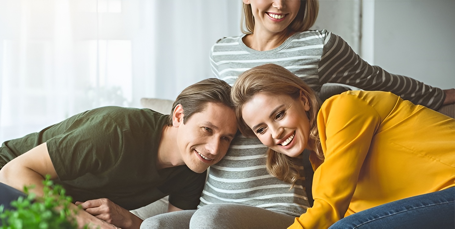 Surrogate mother with future parents in Georgia